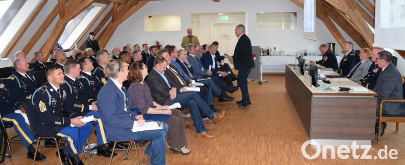 Beim Bürgermeistertreffen mit der US-Army stellte Martin Bauer (Mitte stehend) den Markt Schmidmühlen vor. Bild: bö