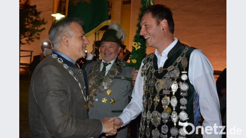 Bürgermeister Roland Grillmeier (links) gratuliert dem Landesschützenkönig Matthias Wiendl. Bild: jr