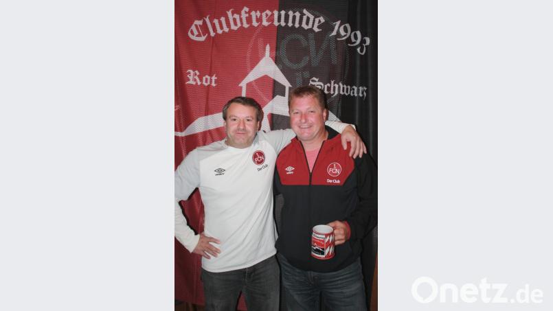 Vorsitzender Stefan Fiedler (links) verabschiedete zweiten Vorsitzenden Peter Pressl mit einem Club-Krug. Bild: exb