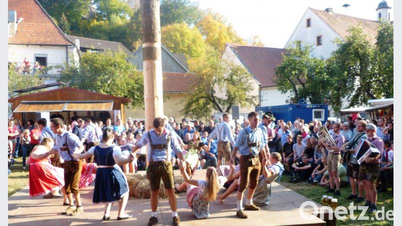 Beim Austanzen und Ermitteln des Kastler Oberkirwapaares herrschte eine bomben Stimmung und strahlender Sonnenschein an einem warmen Herbsttag Bild: jp