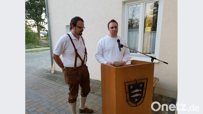 Die beiden Vorsitzenden Wolfgang Lotter (links) und Stefan Schottenheim (rechts) begrüßten die zahlreichen Ehrengäste. Bild: hir