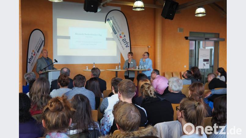 Im Mittelpunkt des deutsch-tschechischen Tags stand der Vortrag des Zeitzeugen Rudolf Tomšů. Moderatoren waren Studiendirektorin Andrea Hielscher und Harald Krämer von der VHS Bild: Bühner