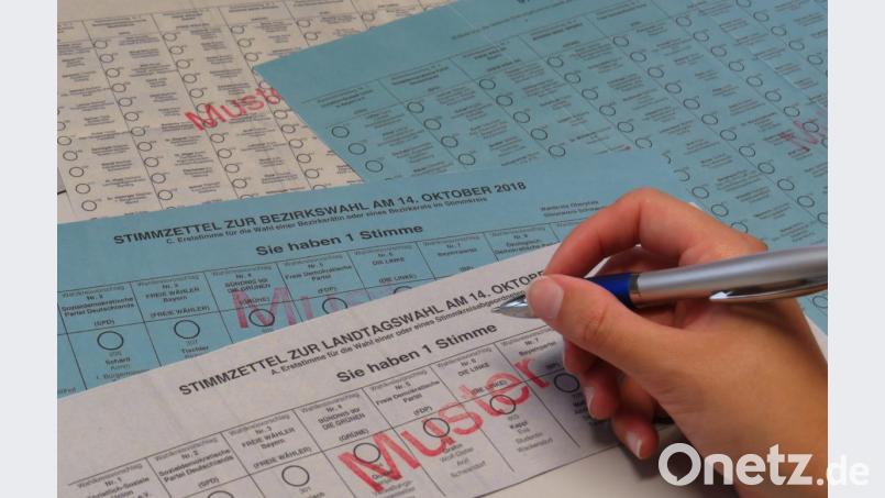 Vier Stimmzettel sind am Sonntag bei der Landtags- und Bezirkswahl zu markieren. Auf den weißen wird über die Zusammensetzung des Landtags, auf den blauen für den Bezirkstag abgestimmt. Bild: Tietz