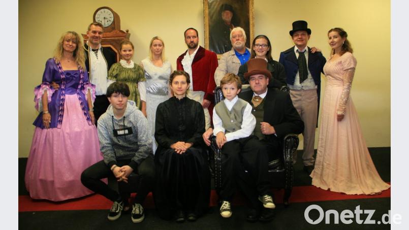 Auf der Bühne stehen Darsteller (vorne, von links) Larissa Fischer, Anke Kastner, Philipp Kastner und Harald Eichner sowie (hinten, von links) Martina Nachbar, Jürgen Bauer, Anna Kastner, Elke Schöffel, Robert Sroka, Thomas Meyer, Leoni Fischer Rainer Schmidkonz und Yulia Vidovski. Bild: wro