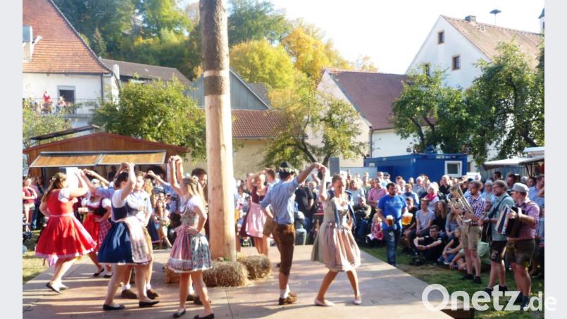 Beim Austanzen und Ermitteln des Kastler Oberkirwapaares herrschten eine super Stimmung und strahlender Sonnenschein an einem warmen Herbsttag Bild: jp