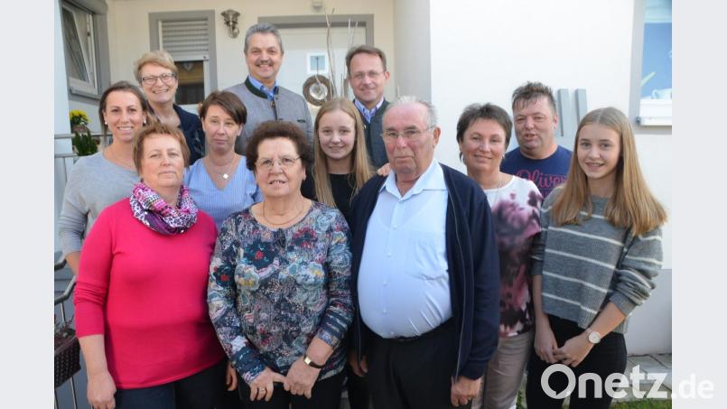 Zum 80. Geburtstag von Josef Bäumler (Vierter von rechts) gratulieren Kinder und Enkel, Dekan Alexander Hösl (hinten, rechts) sowie Bürgermeister Andreas Wutzlhofer (hinten, Mitte). Bild: dob