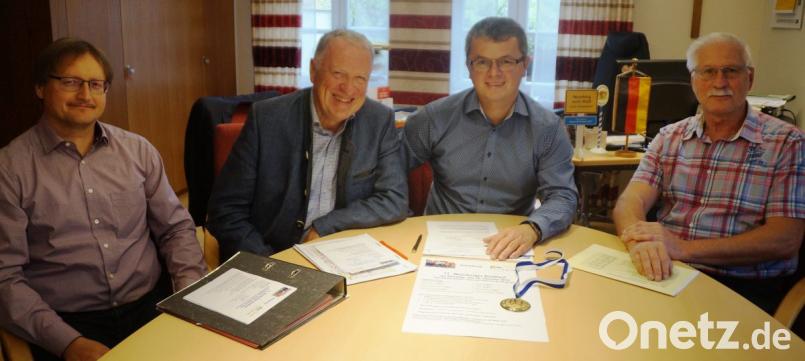 Die beiden Hauptorganisatoren Peter Wunder (zweiter von links) und Franz Seidl (rechts) erklärten Bürgermeister Martin Birner die Route des Stadtlaufs. Michael Haßfurter (links) übernimmt in bewährter Weise die Auswertung. Bild: weu