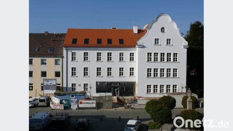 Ohne Gerüst und mit einer blitzsauberen Fassade präsentiert sich schon seit einigen Wochen das generalsanierte Rathaus. Inzwischen ist mit der Gestaltung des Eingangsbereichs begonnen worden. Bild: kgg