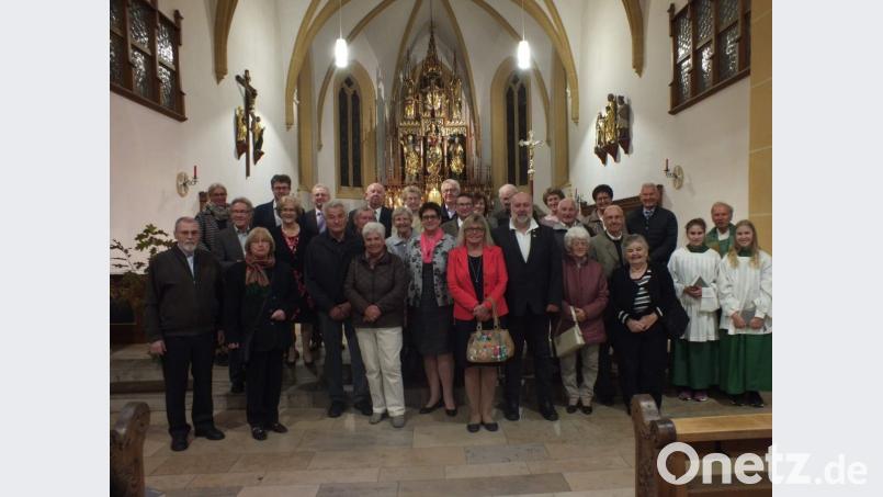 Bei einem Gottesdienst in der Pfarrkirche Mariä Himmelfahrt danken die 13 Jubelpaare Gott. Bild: u