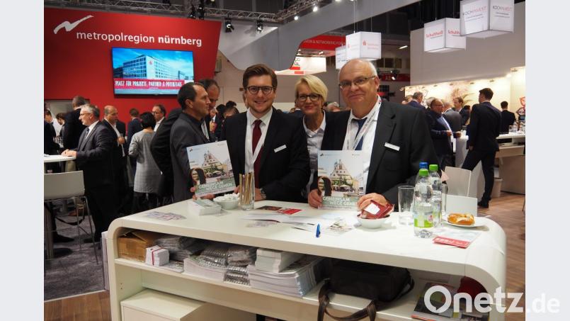 Auch der Standortbroschüre &quot;Gemeinsam Wege gehen&quot; werben Wirtschaftsförderer Nicolas Lahovnik und Rudolf Hölzl (von links) bei den Investoren auf der Expo Real in München. Bild: Bühner