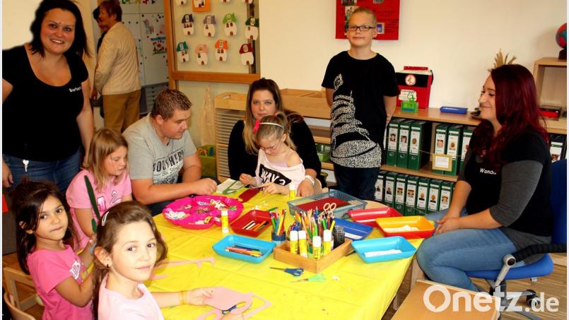 Für die Kinder gibt es beim Tag der offenen Tür viel Kurzweil bei Bastelarbeiten, hier mit Leiterin Barbara Zehrer (links). Bild: R. Kreuzer
