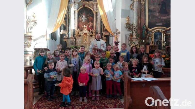 Die Kinder der Grundschule gestalteten eine Andacht zum Erntedank. Bild: exb