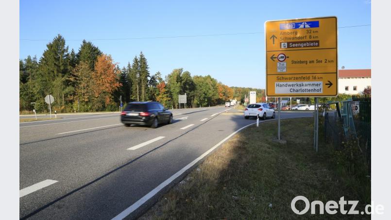 Die Kreuzung der Bundesstraße 85 mit der Kreisstraße 9 zwischen Wackersdorf und Steinberg am See ist in Stoßzeiten ein Nadelöhr, außerdem gilt sie als gefährlich. Die beiden Gemeinden setzen sich nun für eine Ampellösung an dieser Stelle ein. Bild: Hösamer