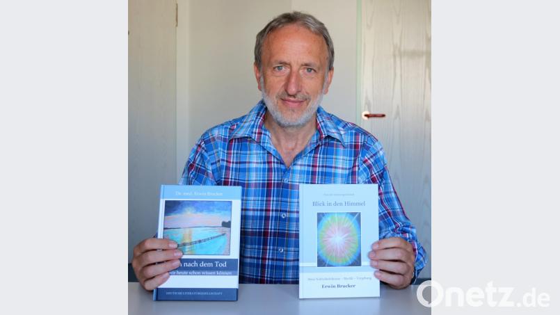 Dr. Erwin Brucker zeigt seine beiden Bücher. Sein neustes Werk heißt &quot;Blick in den Himmel: Neue Nahtoderlebnisse - Mystik - Vergebung&quot;. Bild: hä