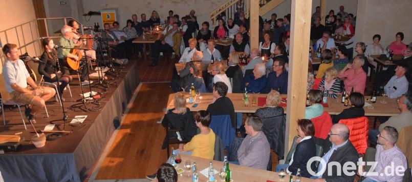 Ausverkauft war die Auftaktveranstaltung im Schlossstodl in Schmidmühlen mit den Wellbappn. Bild: bö