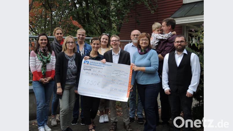 Für einen geplanten Snoezelen-Raum im Bauabschnitt „Kinderprojekt“ übergibt Ladies Circle 66 Weiden mit Präsidentin Sarah Erben (Fünfte von links) einen Spendenscheck an Birgit Reil (Dritte von links), Brigitte Krause (Dritte von rechts) sowie Wohnstättenleiter Alfons Bäuml (Vierter von rechts). Darüber freuen sich auch Daniel Hammerl (rechts) und Sven Tittelbach (Zweiter von rechts). Bild: Reichl
