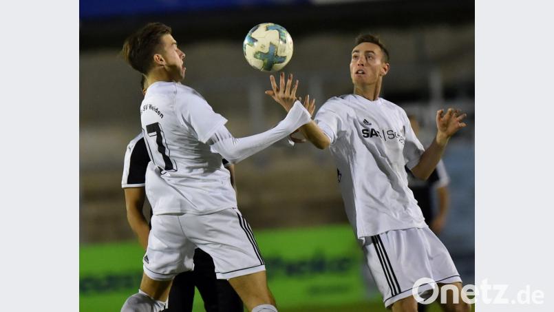 Michael Busch (rechts) und Fabian Helleder versuchen sich hier scheinbar im Handballspielen. Aber in der Partie gegen SV Fortuna Regensburg beschränkten sich die beiden Akteure der SpVgg SV Weiden trotzdem auf das Fußballspielen und am Ende stand ein 1:0-Sieg. Am Samstag wartet jetzt die wohl bisher schwerste Aufgabe der letzten Wochen auf die Scheler-Elf: Es geht zum Spitzenreiter SV Donaustauf. Bild: Alfred Schwarzmeier