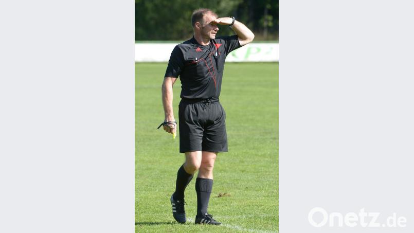 Reinhold Roth hat alles genau im Blick – auch ohne offizielle Assistenten an der Seitenlinie. Die gibt es erst ab der Kreisliga. Bild: ref