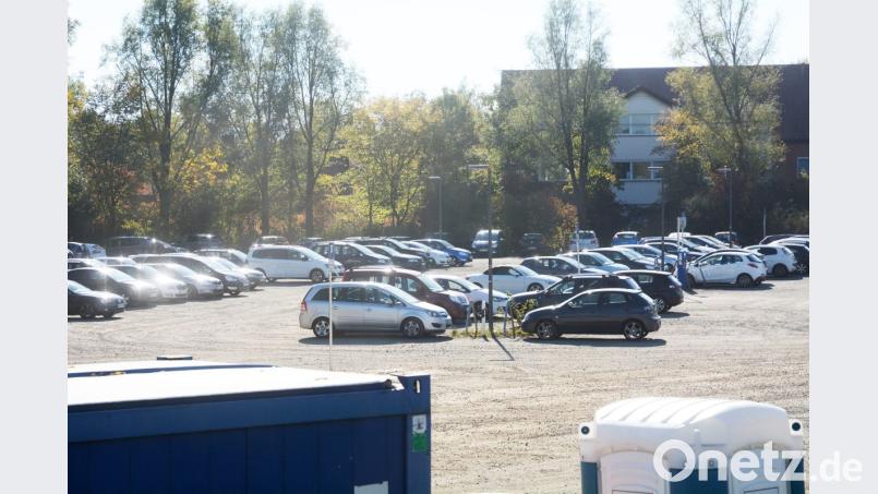 Der provisorische Parkplatz am Langen Steg wird gut genutzt. Aber die Stadt verdient bisher nur wenig damit. Jetzt stehen einem teueren Ausbau (1,2 Millionen Euro) auch noch Altlasten in Form von mit Restmüll gefüllten Bombentrichtern im Weg. Bild: Gabi Schönberger