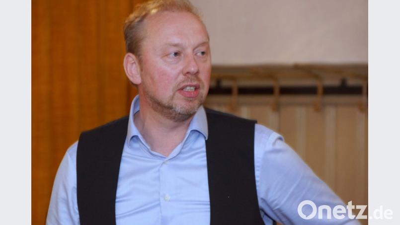 Dr. Henning Wendt stellt sich als neuer Geschäftsführer der Besamungsgenossenschaft vor. Die neue, übersichtlichere Homepage der BG Wölsau stellte er vor. Bild: bkr