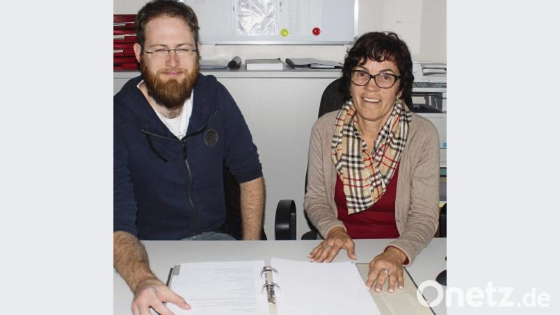 Ohne Papierkram geht es zwar immer noch nicht, dennoch sind Stefan Hartung und Anita Heindl mittlerweile froh, sich bei der Betreuung von Flüchtlingen auf andere Aufgaben konzentrieren zu können. Bild: luk