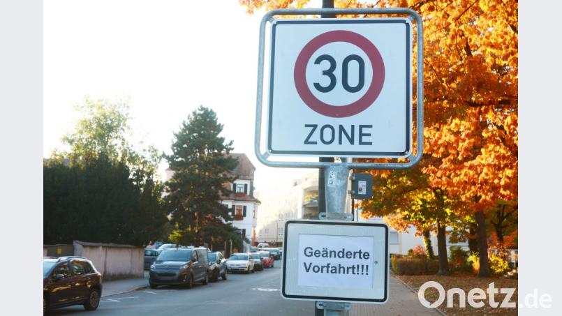 Auch beim Landgericht gilt jetzt „Tempo 30“ – wie im gesamten Stadtteil Scheibe. Damit einher geht eine Änderung der Vorfahrtsregelung zugunsten „Rechts vor links“. Bild: Gabi Schönberger