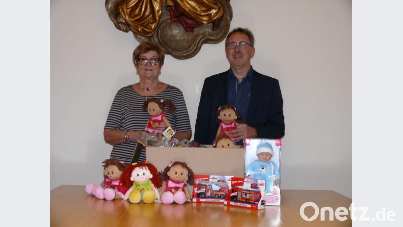 Gudrun Sirtl und Werner Hahn bei der Übergabe der Puppen und Spielzeugautos. Bild: kgg