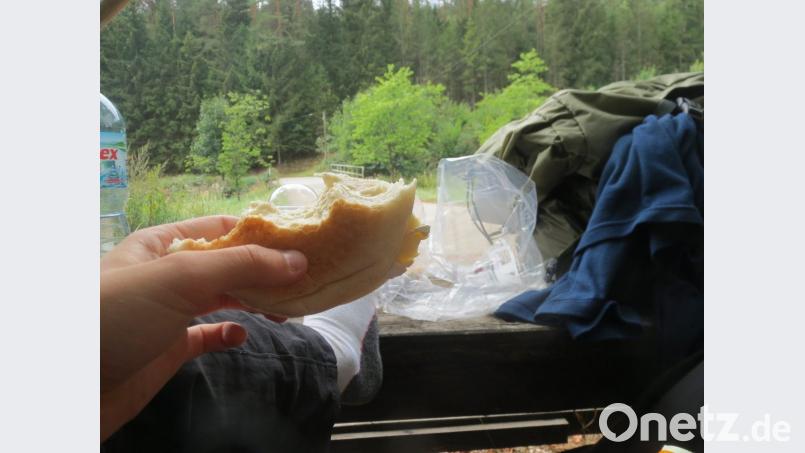 In freier Natur nach einem anstrengenden Marsch schmeckt die Brotzeit gleich doppelt so gut. Bild: bl