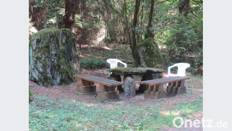 Unterwegs gibt es so manchen einladenden Sitzplatz mitten in der Wildnis. Bild: bl