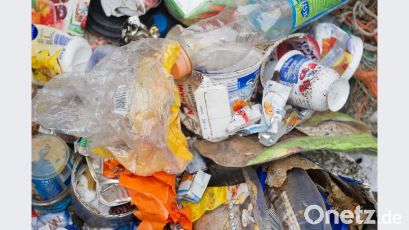 Kaufen, aufreißen, wegwerfen - die meisten Verpackungen haben eine sehr kurze Lebensdauer. Mit dem Thema Müll im Landkreis Amberg-Sulzbach beschäftigen sich die Mitglieder des Umweltausschusses im Landratsamt. Bild: Stefan Sauer/dpa