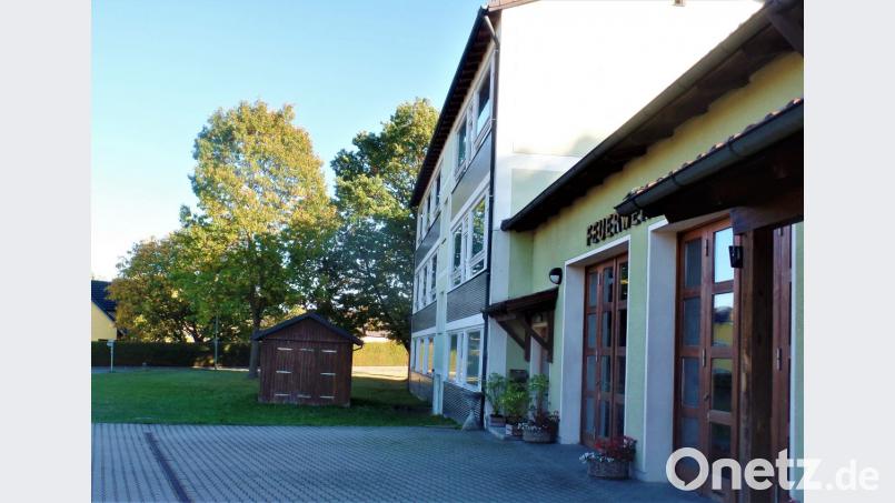 Falls im obersten Geschoss des alten Schulhauses Wohnungen entstünden, hätten die Mieter nach Norden hin einen schönen Blick über die Siedlungen. Bild: jml
