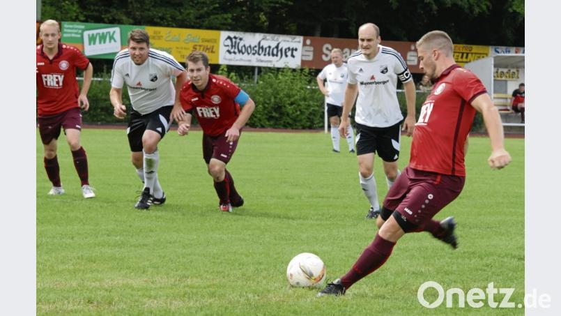 Um wichtige Punkte im Tabellenkeller geht es am Samstag im Match zwischen dem SV Steinmühle und der SpVgg Wiesau. Im Hinspiel verwandelte der Wiesauer Benjamin Lauton (Bild) zwei Foulelfmeter, doch nach einer 3:0-Führung reichte es für die SpVgg am Ende nur zu einem 3:3. Bild: gb