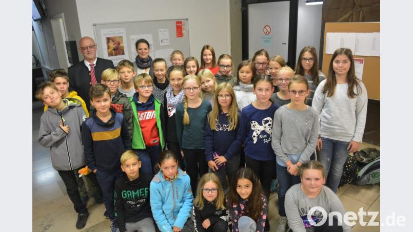 Evelyne Häupl (hinten, Zweite von links) leitet die Kunstklasse am Gymnasium Neustadt/WN. Bild: exb