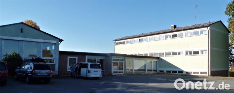 Hoffnung für das seit Jahren zum Teil leerstehende Schulhaus könnte ein neu aufgelegtes Förderprogramm bringen. In dem Gebäude rechts wäre dann Platz für Mietwohnungen. Die Markträte werden sich dazu intensiv beraten lassen. Bild: jml