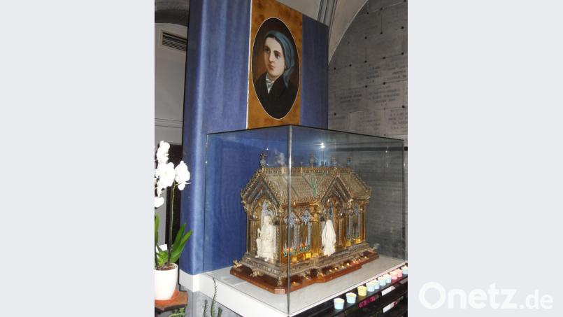 Der Reliquienschrein der heiligen Bernadette wird am kommenden Montag, 15. Oktober, in Konnersreuth erwartet und bis zum Freitag, 19. Oktober, in der Pfarrkirche St. Laurentius verweilen. Am Montag um 16 Uhr wird der Schrein, er kommt aus Eichstätt, vor dem Resl-Haus erwartet und anschließend zur Pfarrkirche geleitet. Dort findet um 19 Uhr ein Festgottesdienst statt. Bild: jr