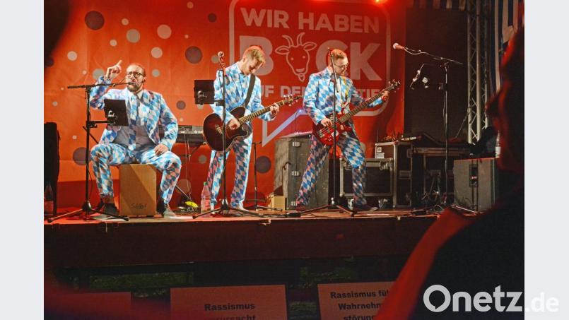 Das Trio &quot;Barbari Bavarii&quot; sorgt mit lustigen Mundart-Liedern für Stimmung am Open-Air. Bild: gsb