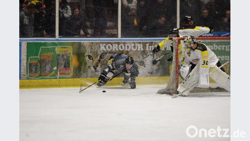 Achtung Rutschgefahr! Der ERSC Amberg (im Bild links Daniel Troglauer) erwartet im ersten Heimspiel der neuen Landesliga-Saison am Sonntagabend den EV Moosburg. Bild: brü