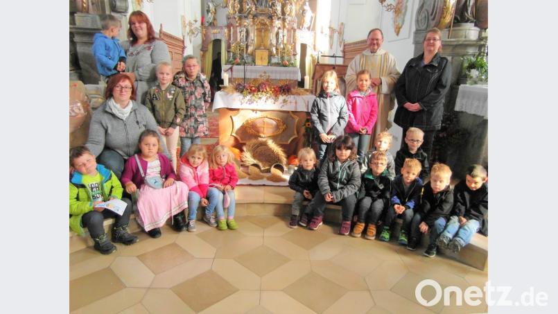 Die Kindergarten- und Kommunionkinder mit Pfarrer Stretz, dem Kindergartenpersonal und Leiterin Kerstin Dilling (zweite Reihe links). Bild: hl