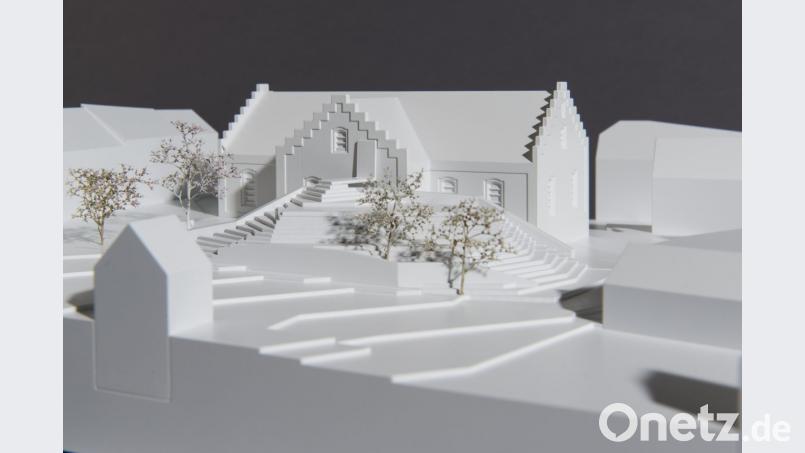 Architekt Georg Zunner erklärte anhand dieses variablen Setzkasten-Modells seine Idee von der Hügel-Variante. Bild: szl