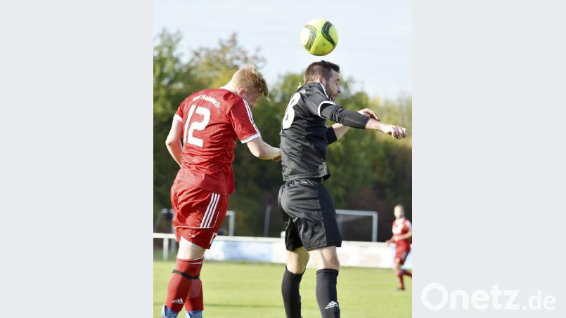 Den Kopf einziehen bringt nichts, da muss der SV Inter Bergsteig Amberg (rechts Andrej Dauer) jetzt durch. Nach dem Duell gegen den SV Hahnbach (links Michael Hefner) am vergangenen Wochenende steht in der Bezirksliga Nord jetzt das Derby gegen die DK Ensdorf an, danach die Partien gegen Spitzenreiter FC Wernberg, den Nachbarn SV Raigering und den Tabellenzweiten SV Grafenwöhr. Bild: Ziegler