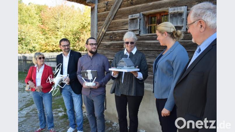 BayernLab übergab an Dr. Birgit Angerer ein originalgetreues Model des Paulerverl Hofes aus dem 3D-Drucker. Bei der Übergabe waren dabei von links: Irene Ehmann, die IT-Fachleute Reinhard Greiner und Julian 'Schwan, Simone Hösl, die Leiterin von BayernLab und Vermessungsdirektor Engelbert Zollner. Bild: bnr