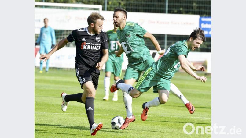 Nur nicht wieder ins Stolpern kommen... Nach der Niederlage in Ansbach ist die DJK Ammerthal (Mitte Marco Weber, rechts Benjamin Burger) im Heimspiel gegen den TSV Großbardorf gefordert. Ob Weber dabei sein kann, ist allerdings noch fraglich. Er ist ebenso angeschlagen wie Torjäger Michael Jonczy. Bild: Hubert Ziegler