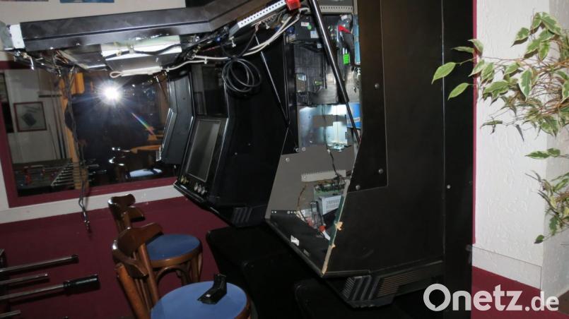 In einer Gaststätte am Annabergweg brachen die Täter diesen Spielautomaten auf. Bild: Polizei