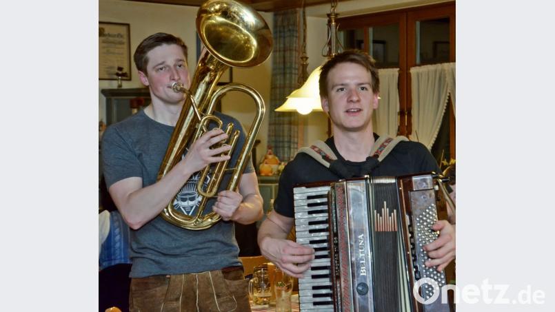 Christoph Butz (rechts) mit Akkordeon bei einem Auftritt der Band „Tschucki Tschucki“ zusammen mit Johannes Greß, der Bariton spielt. Die Musik ist das eine große Hobby, Fußball das andere. Bild: privat