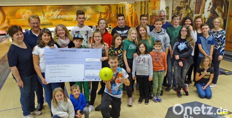 Das „Haus St. Elisabeth“ mit ihren Kids und deren Betreuen machten glückliche Gesicheter im „Hemingway“, um einen Scheck in Höhe von 1000 Euro abzuholen, gratis auf allen Bahnen zu Bowlen und verköstigt zu werden. Bild: Dobmeier