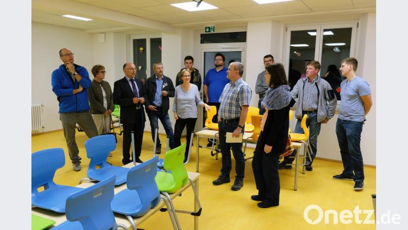 Begleitet von Rektorin Gabriele Bodner (Fünfte von links) und Bürgermeister Albert Nickl (Dritter von links) machen sich die Gemeinderäte vor ihrer Sitzung ein Bild von der gelungenen Generalsanierung der Grundschule „Am Rauhen Kulm“. Bild: do