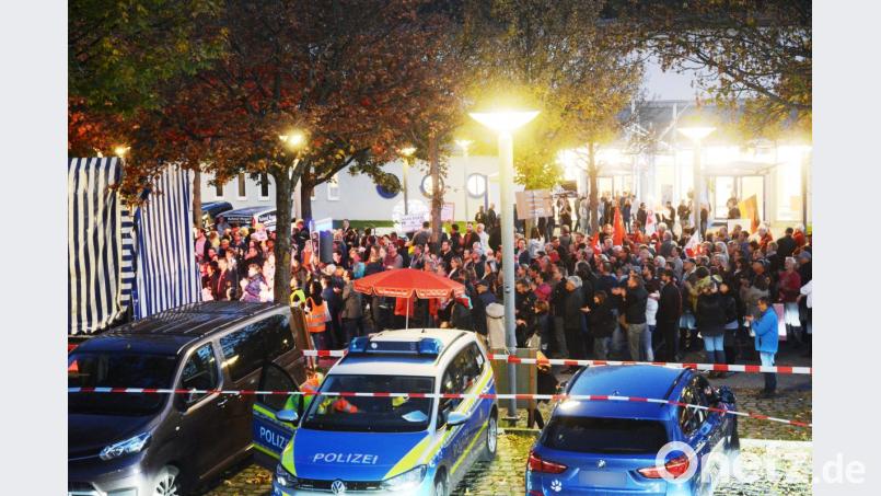 Die Kundgebung und das anschließende Konzert locken rund 350 Protestler gegen die AfD vor die Neustädter Stadthalle. Bild: gsb