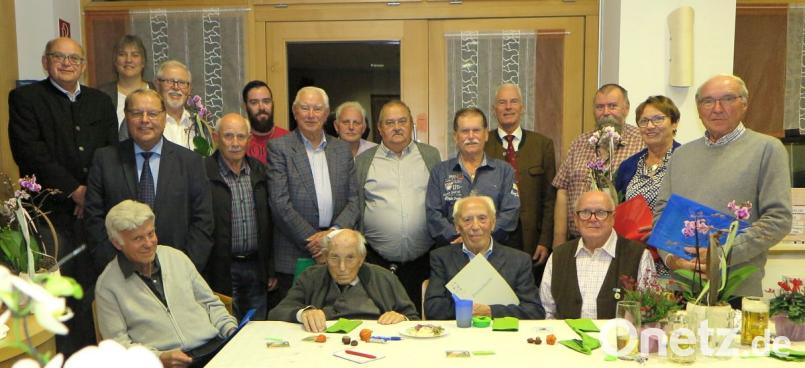 Der Gartenbau- und Ortsverschönerungsverein ehrte langjährige Mitglieder. Sitzend von links: Günther Albert, Albert Boyer, Georg Riedllberger und Johann Hottner. Bild: Hirsch