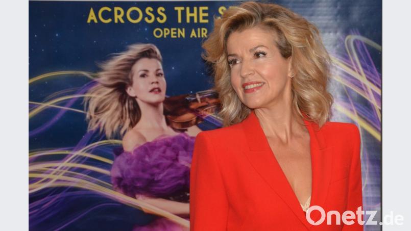 Anne-Sophie Mutter spielt bei einem Konzert am Münchener Königsplatz Werke von John Williams. Bild: Kunz
