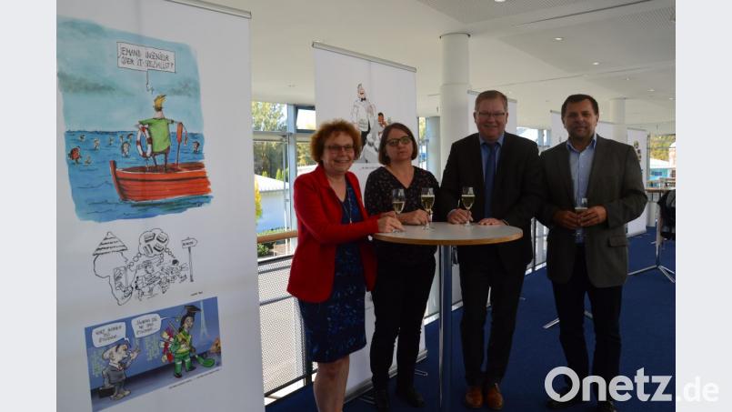 Die Ausstellung im ACC zeigt Karikaturen zu Afrika und Europa sowie gibt einen Einblick in die Historie von 25 Jahre Arbeitskreis Flüchtlingshilfe. Von links: Bürgermeisterin Brigitte Netta, Arbeitskreis-Leiterin Anne Kuchler, OB Michael Cerny, Caritas-Geschäftsführer Günter Koller. Bild: roa